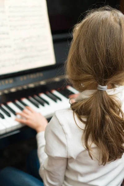 Menina Aprendendo Tocar Piano — Fotografia de Stock