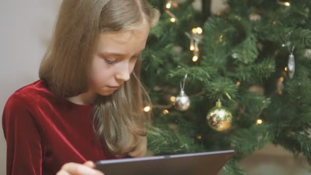 Kleines Mädchen Kauft Vor Weihnachten Internet Ein — Stockvideo