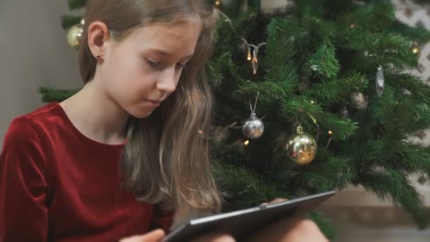 Klein Meisje Internet Winkelen Voor Kerstmis — Stockvideo