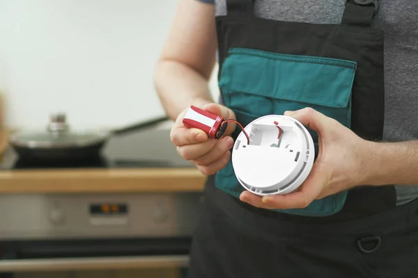 Homem Verificando Bateria Detector Fumaça Cozinha — Fotografia de Stock