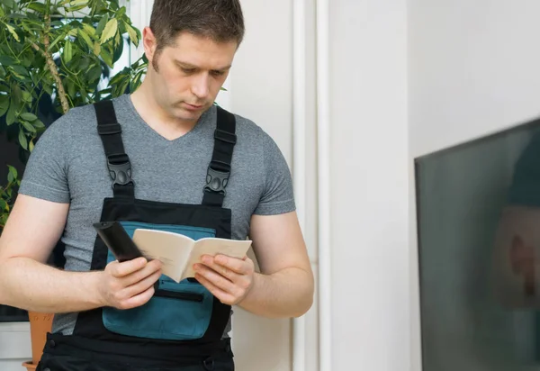 Male Technician Setting New Instruction — Stock Photo, Image