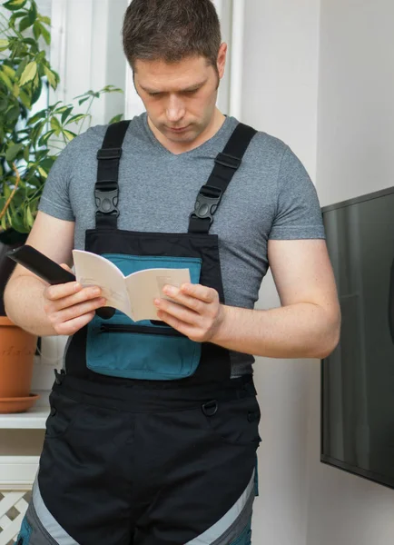 Técnico Masculino Instalando Nuevo Televisor Con Instrucción — Foto de Stock