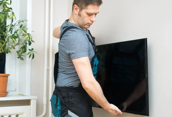 Hombre Montando Nuevo Televisor Pared —  Fotos de Stock