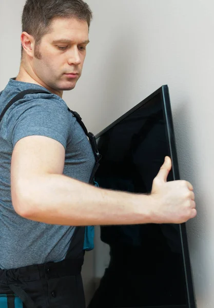 Hombre Montando Nuevo Televisor Pared — Foto de Stock