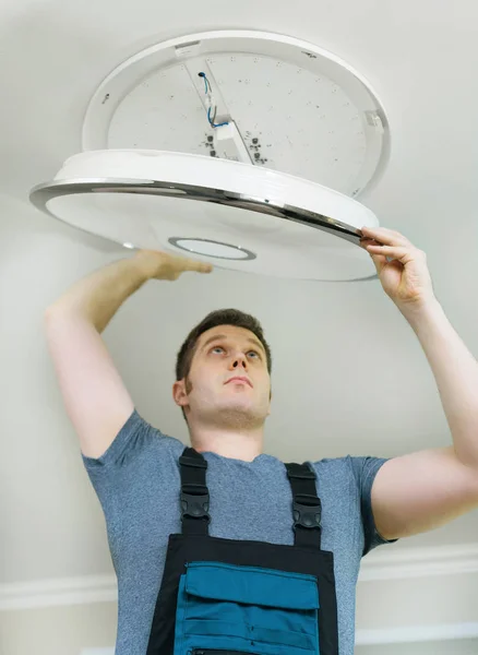 Male Electrician Mounting Led Lamp Home — Stock Photo, Image