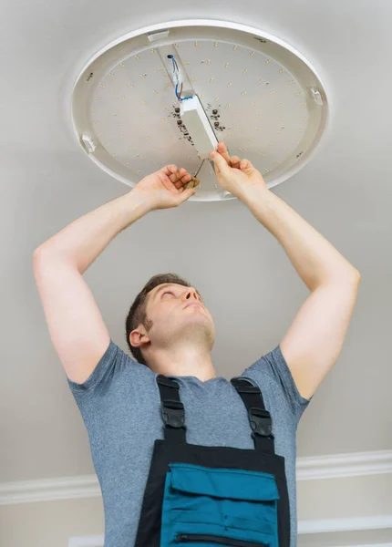 Male Electrician Mounting Led Lamp Home — Stock Photo, Image