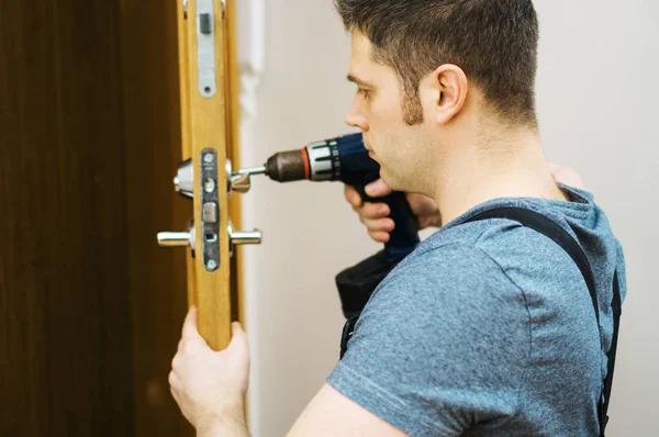 Junger Handwerker Uniform Wechselt Türschloss — Stockfoto