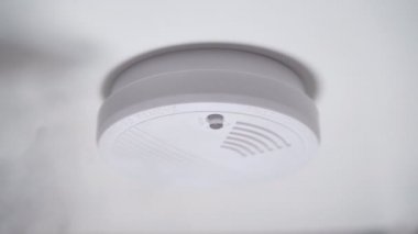 Tavanda duman dedektörü veya yangın alarm sistemi.