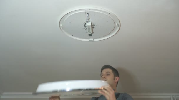 Eletricista Masculino Montagem Lâmpada Led Casa — Vídeo de Stock