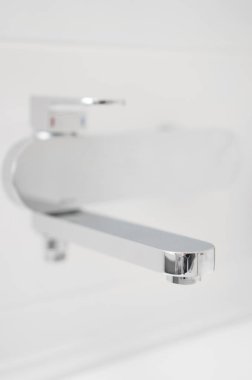 Modern su musluk görünümünü yakın çekim.