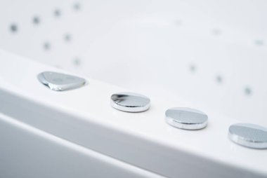 Banyoda hidromasajlı küvet kontrol düğmeleri.