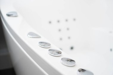 Banyoda hidromasajlı küvet kontrol düğmeleri.