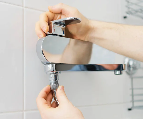Tesisatçı Eller Üzerinde Modern Dokunun Duş Bataryası Tamir — Stok fotoğraf