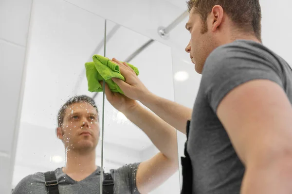 Rengöring Servicekoncept Man Rengöra Glas Skåp Badrum — Stockfoto