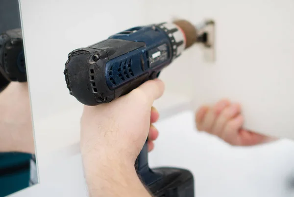 Handyman Installazione Porta Armadio Bagno — Foto Stock