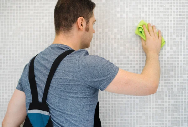 Tiler Azulejos Mosaico Limpieza Baño Después Las Reparaciones — Foto de Stock