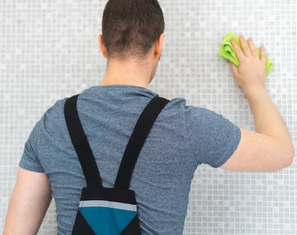 Tiler Cleaning Mosaic Tiles Bathroom Repairs — Stock Photo, Image