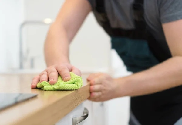 Conceito Serviço Limpeza Homem Limpeza Móveis Cozinha — Fotografia de Stock