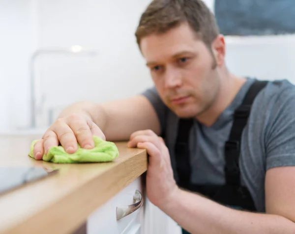 クリーニングのサービス コンセプトです 男のキッチン家具のクリーニング — ストック写真
