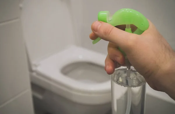 Manlig Hand Sprutning Toalett Luftfräschare Hemma — Stockfoto