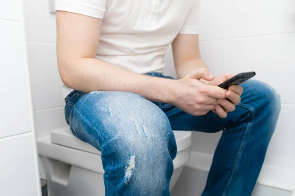 Man Met Mobiele Telefoon Het Toilet — Stockfoto