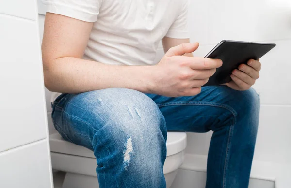 Człowiek Przy Użyciu Komputera Typu Tablet Toalecie — Zdjęcie stockowe