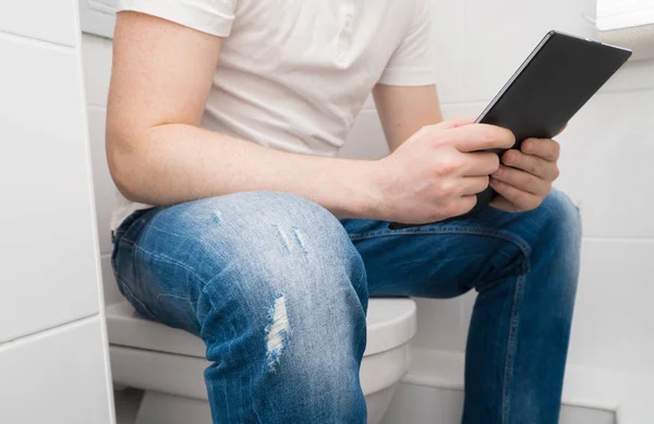 Člověk Používající Počítač Tablet Záchodě — Stock fotografie