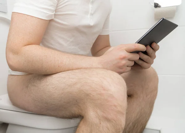 Man Använder Tabletpc Toaletten — Stockfoto