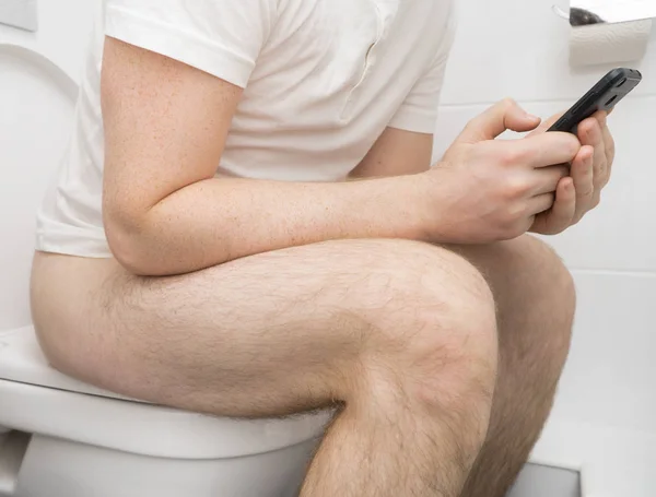 Homme Utilisant Téléphone Portable Dans Les Toilettes — Photo