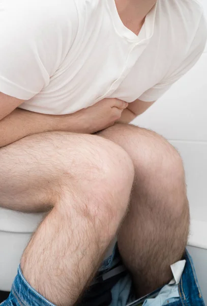 Mann Sitzt Auf Toilette Und Leidet Durchfall — Stockfoto