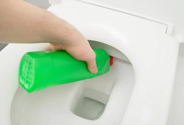 Männliche Hand Reinigt Toilettenschüssel Wasserschrank — Stockfoto