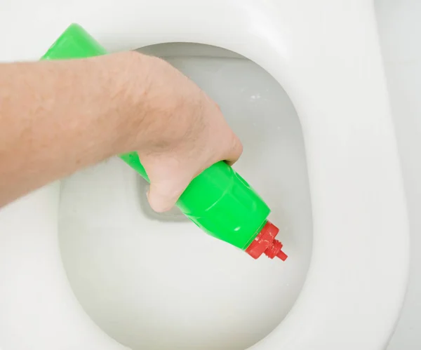 Masculino Mão Limpeza Vaso Sanitário Armário Água — Fotografia de Stock