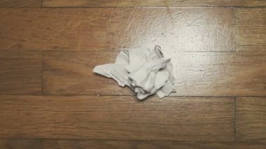 Beyaz kağıt buruşuk parçası. Stop motion animasyon.
