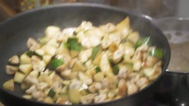 Cook kabak ve petrol ile kızarmış tavuk bir tavada atar..