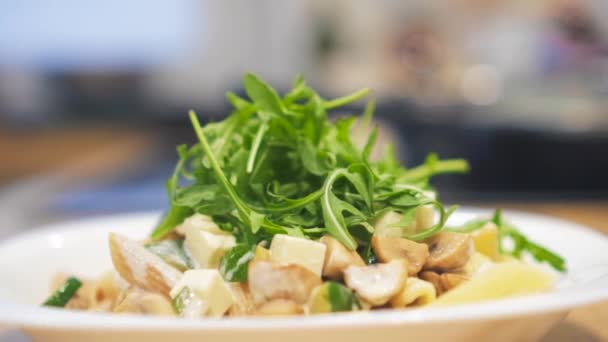 Rotating Plate Chicken Zucchini Champignons Pasta — Stock Video
