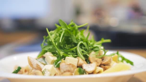 Piatto Rotante Con Pollo Zucchine Champignons Pasta — Video Stock