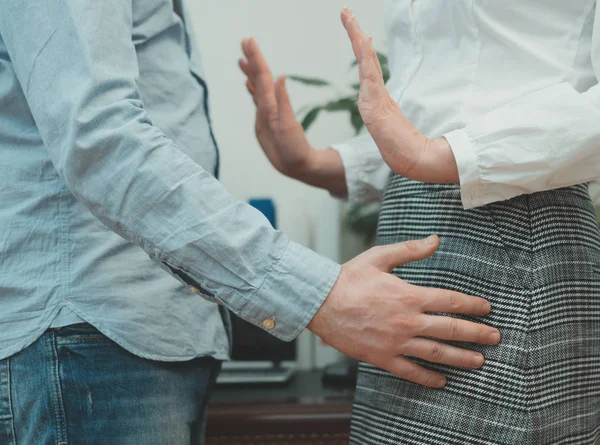 Sexuelle Belästigung Arbeitsplatz Chef Berührt Seine Sekretärin Büro — Stockfoto