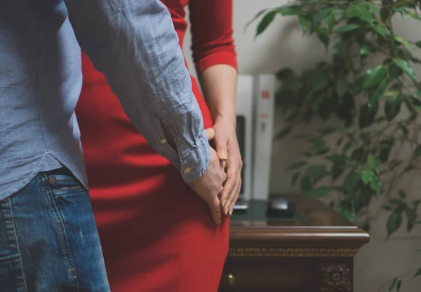 Flirta Jobbet Mannen Med Kvinna Office — Stockfoto