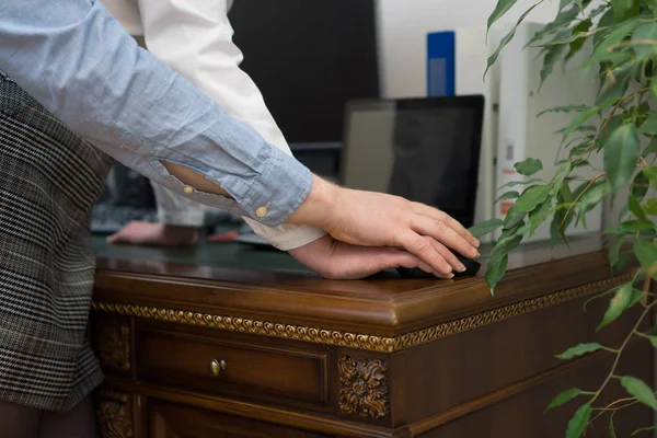 Sexuelle Belästigung Arbeitsplatz Mann Streift Sekretärin Die Hand — Stockfoto