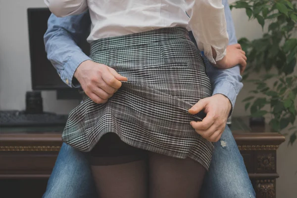 Sexuell Flirt Jobbet Man Rörande Kvinnans Rumpa — Stockfoto
