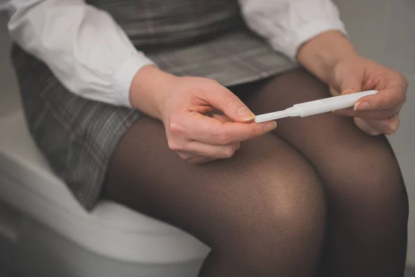 Mulher Com Teste Gravidez Sentado Banheiro — Fotografia de Stock