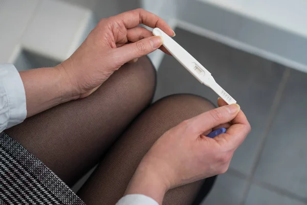 Γυναίκα Αρνητικό Τεστ Εγκυμοσύνης Που Κάθονται Στην Τουαλέτα — Φωτογραφία Αρχείου