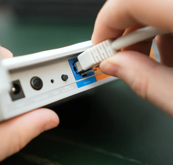 Hombre Conectando Cable Internet Router Wifi —  Fotos de Stock