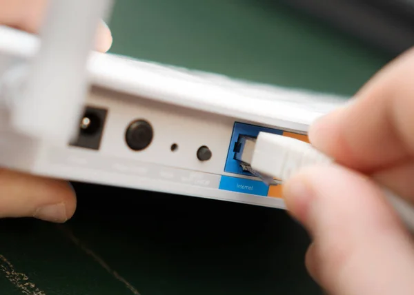 Man Pluggen Van Internet Kabel Wifi Router — Stockfoto