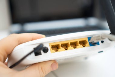 Beyaz kablosuz yönlendirici elinde tutan adam.