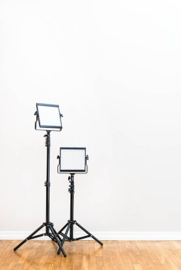 Yerde duran iki led lambalar. Video ışığı.