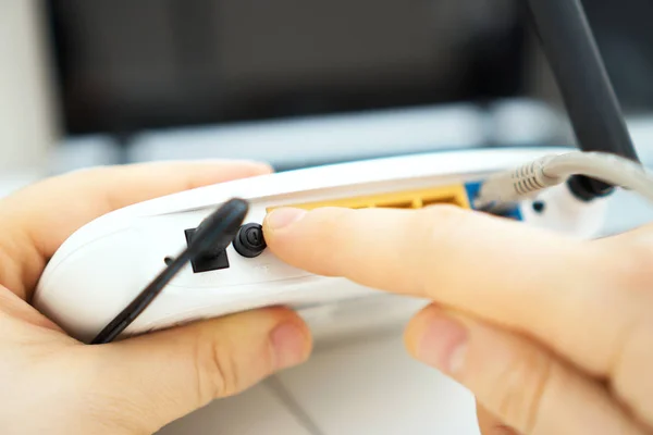 Homem Pressionando Botão Liga Desliga Roteador Wifi — Fotografia de Stock