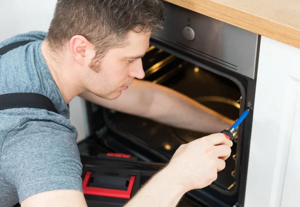 Professional Handyman Overalls Repairing Domestic Oven Kitchen — Stock Photo, Image