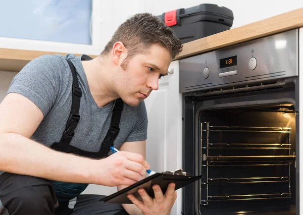 Handyman Doing Inspection Domestic Oven Kitchen — Stock Photo, Image