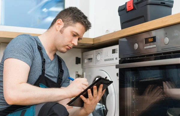 Klusjesman Doen Inspectie Van Wasmachine Keuken — Stockfoto